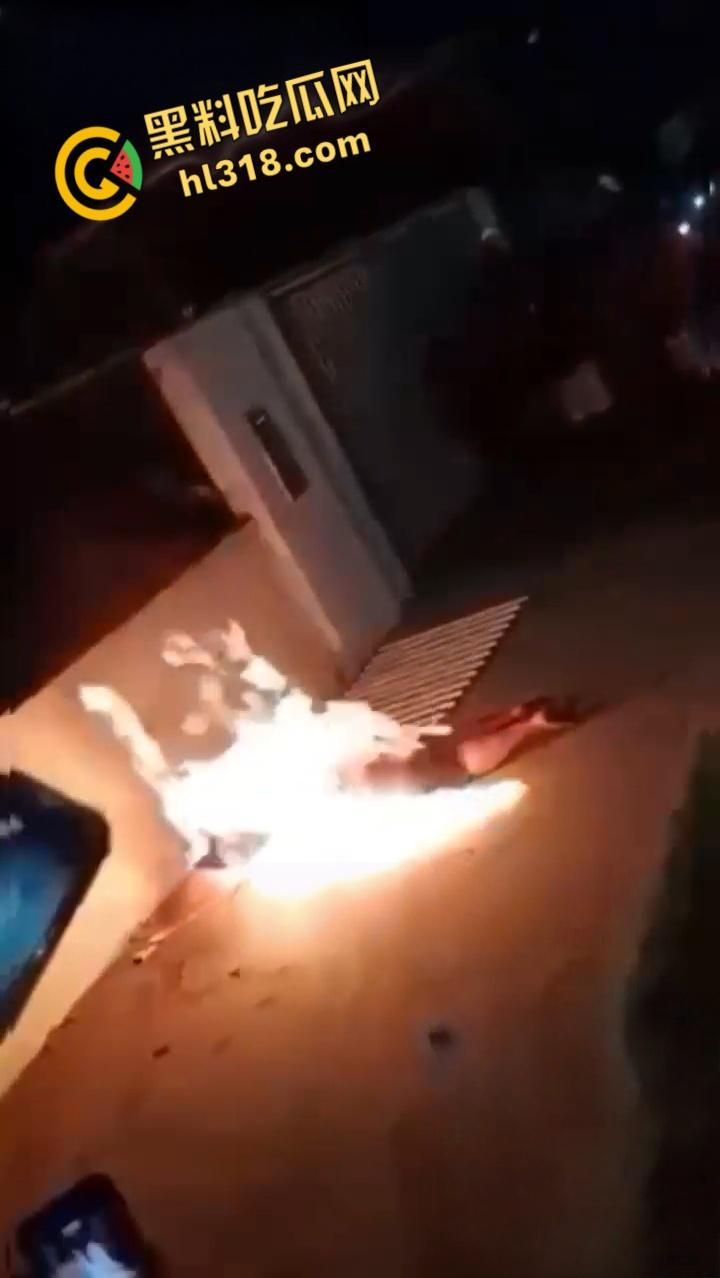 巴西亚马逊州托南廷斯，民众闯入警察局，将一名杀害自己妻子，并打伤继女的男子活活烧死 ！-5