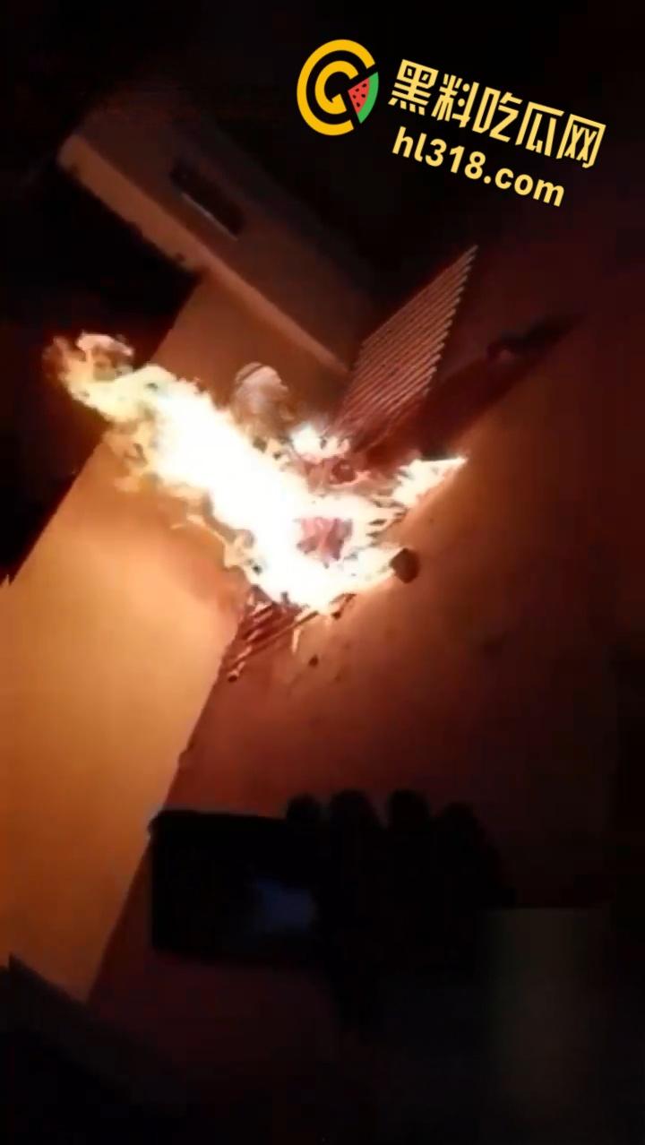 巴西亚马逊州托南廷斯，民众闯入警察局，将一名杀害自己妻子，并打伤继女的男子活活烧死 ！-7