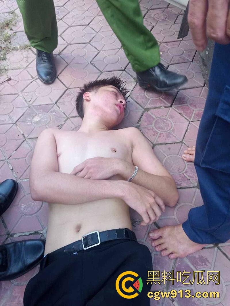 小偷也需要智商啊，越南南定省一名年轻人进行盗窃时，两只脚意外被窗户卡住，最后被警察解救下来！-6