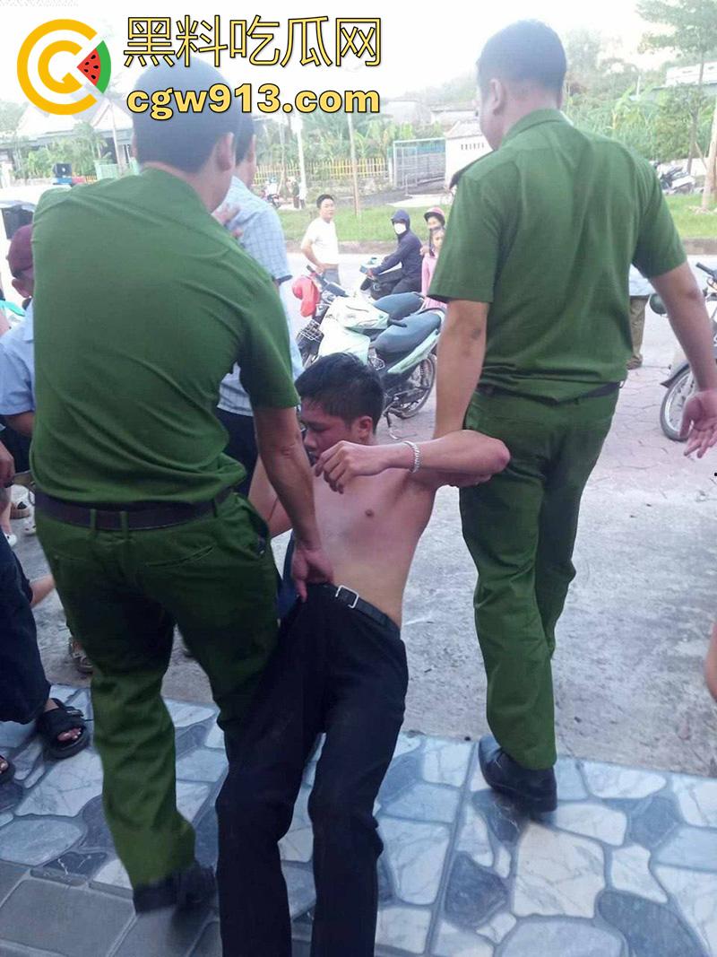 小偷也需要智商啊，越南南定省一名年轻人进行盗窃时，两只脚意外被窗户卡住，最后被警察解救下来！-7