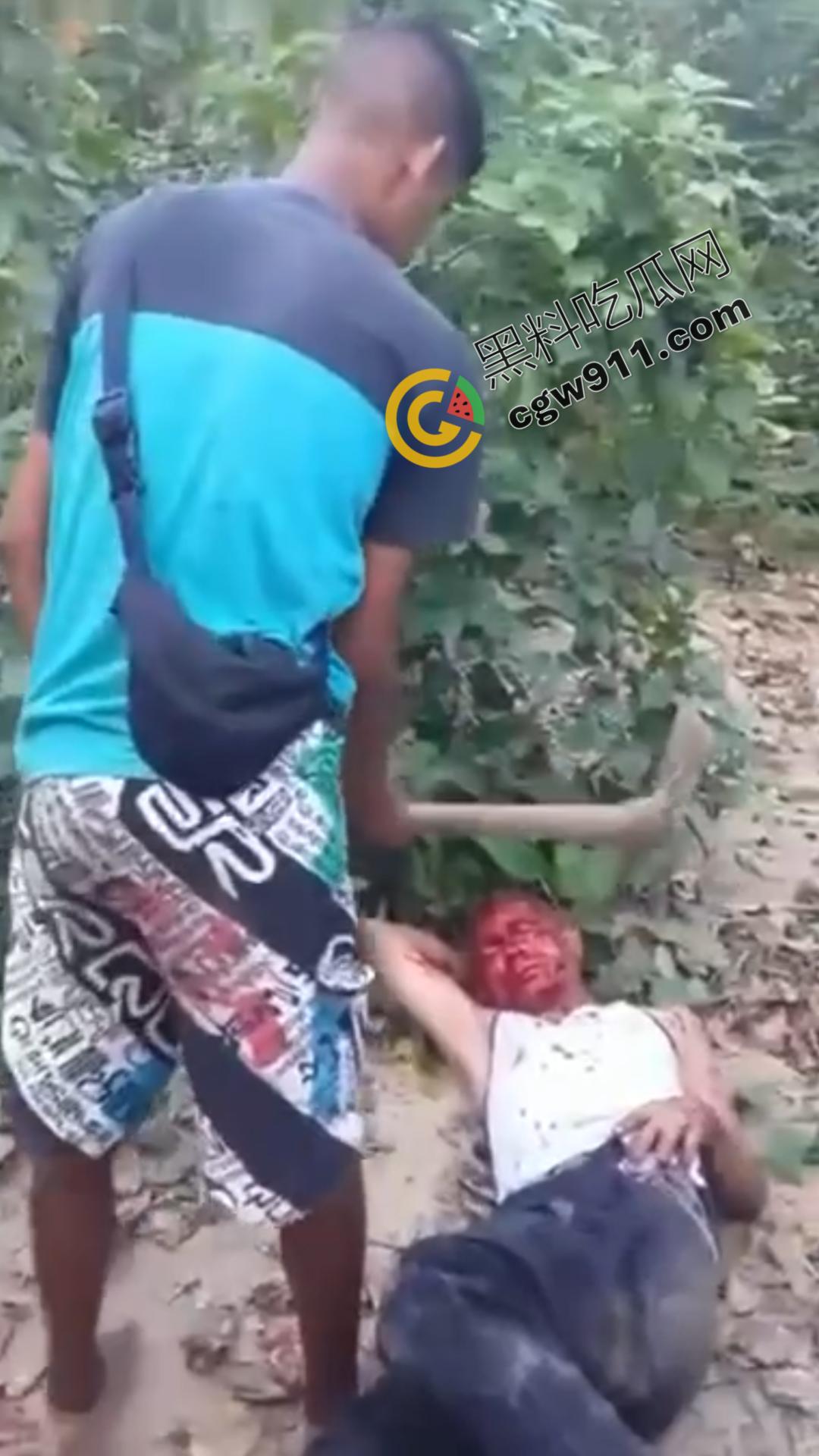 恐怖血腥暴力场面！奸夫惨遭铁镐猛砸，头颅血流如注，现场骇人至极，胆小者勿点！-2