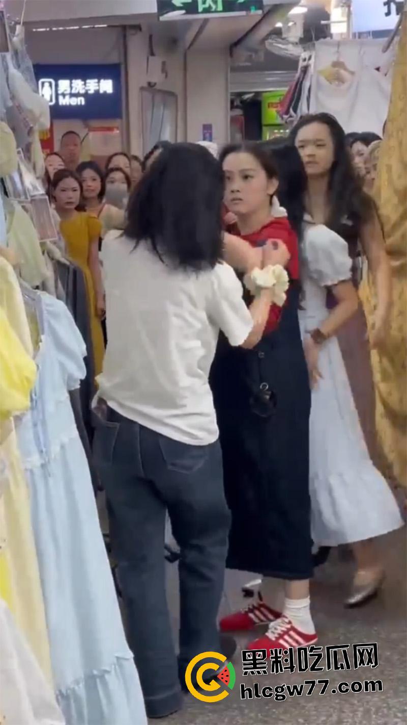 广西商场实拍女人打架，各种对骂撕逼扒衣服，难怪男人都爱看女人打架，美腿翘臀随便看啊！-5