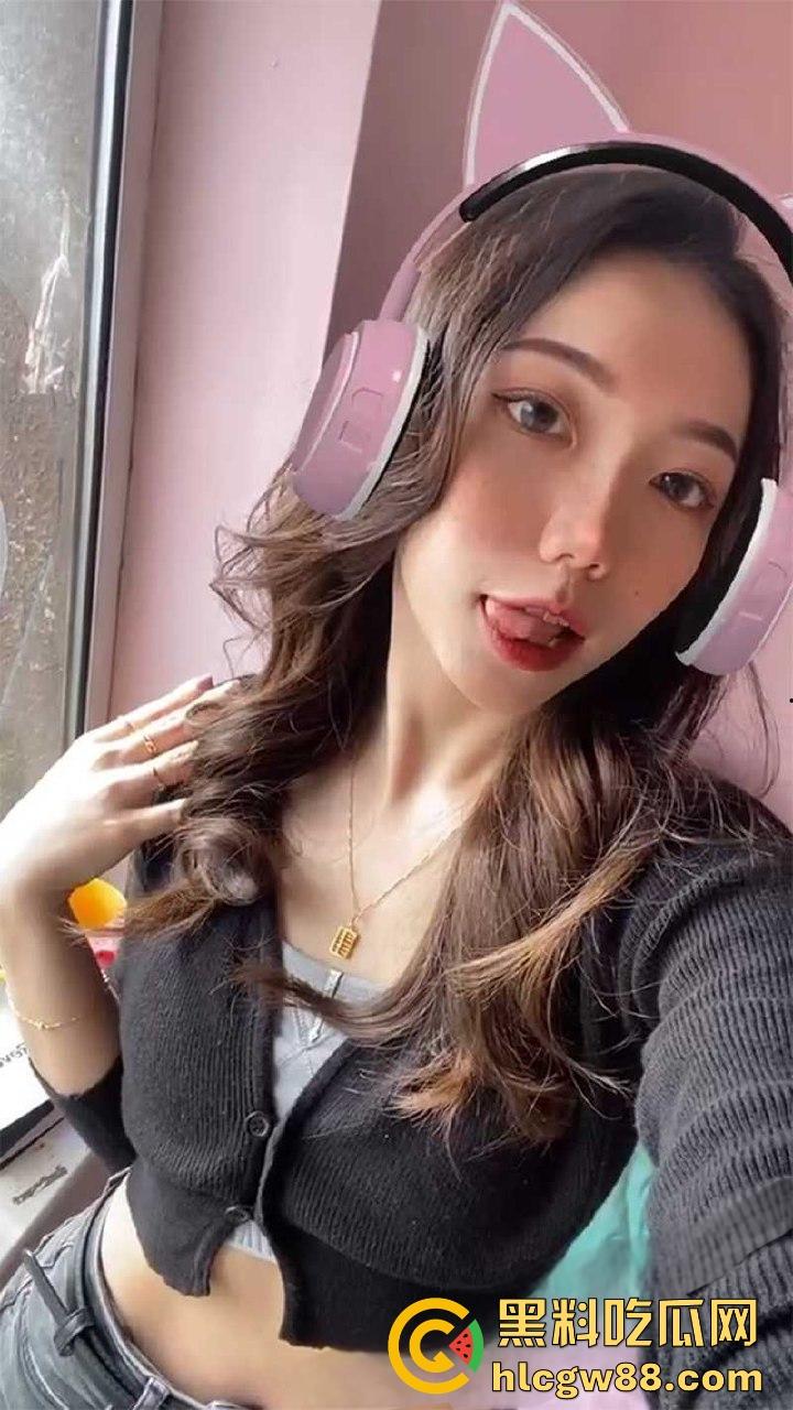 抖音极品网红【小温蒂】反差母狗背男友偷吃大鸡巴，口爆吞精舔脚毒龙样样行，性感情趣内衣翘臀被后入狂操！-3