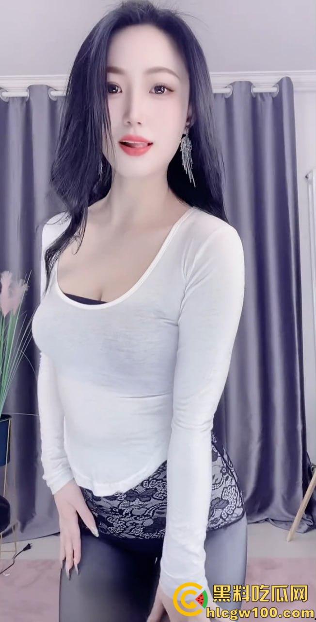 快手6w粉骚鸡【伊可儿】咬唇眼神娇媚迷人，极品牛仔裤蜜桃臀勾人心魄裸舞定制视频-7