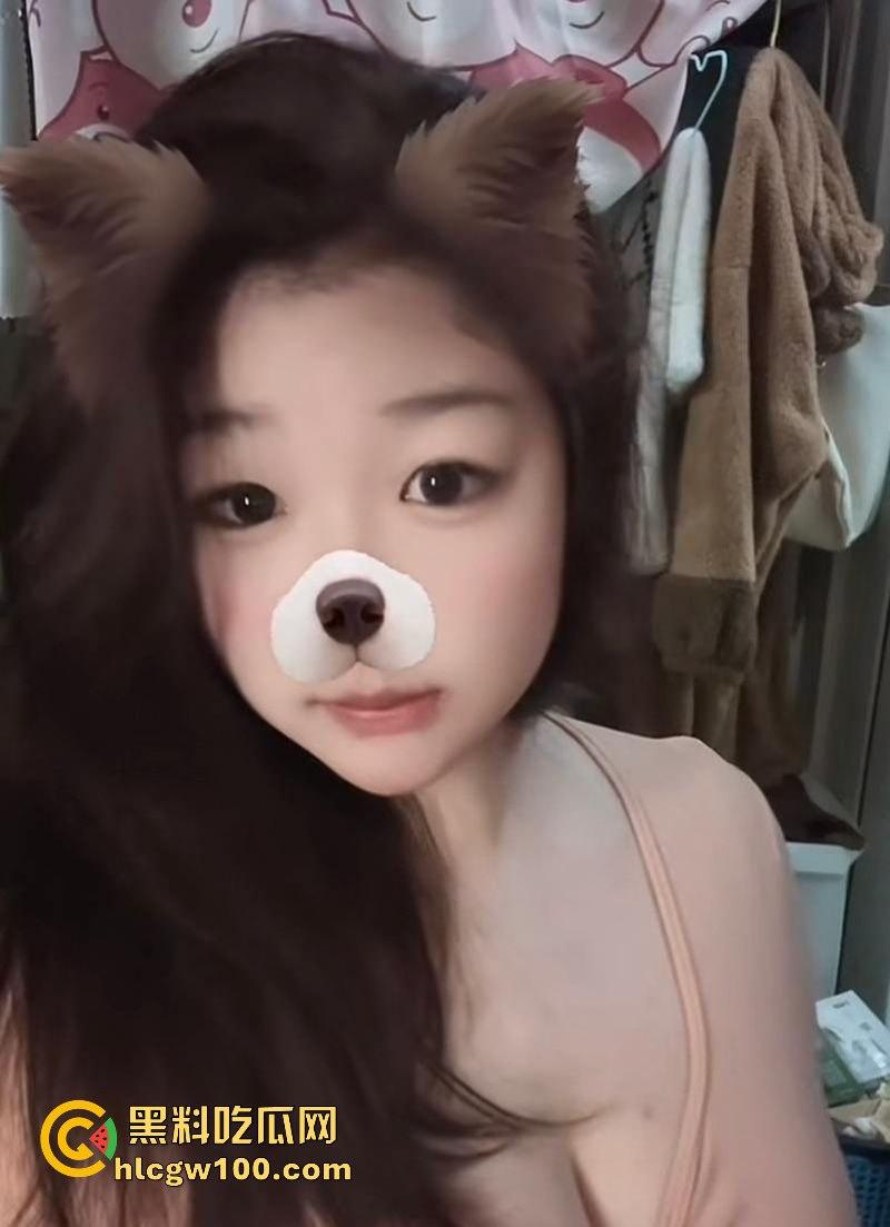 河南商丘职业技术学院【刘鑫雨】视频泄密，童颜巨乳反差嫩妹自摸曝光，清纯脸蛋骚浪动作，这颜值身材真想来一发！-2