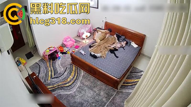公公当着孩子面操儿媳，趁儿子不在家来到儿媳房间，借口看孙女实际操儿媳，监控拍下做爱现场！-5