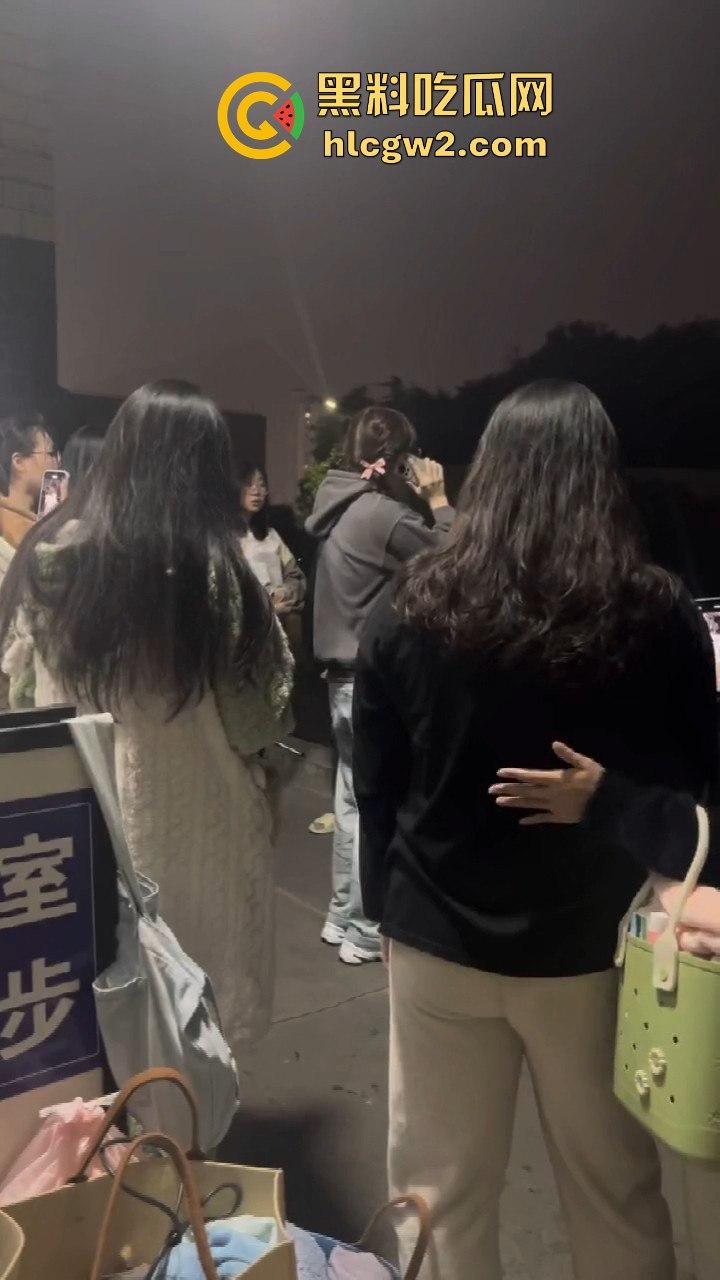 男扮女装闯进学校浴室！一群妹子围观等保安来抓，崩溃妹子以为他是特殊癖好，结果直接拍了她一张！-6