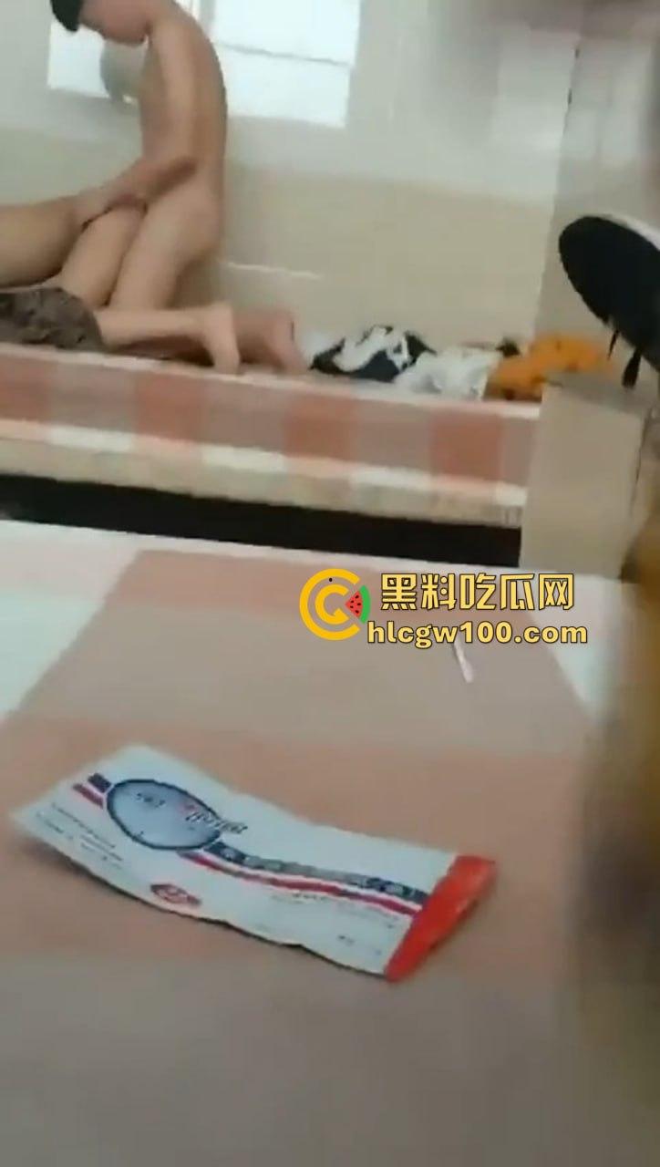 江西南昌台球厅陪练『杨舒然』被精神小伙约开火车，喝红牛猛补体力，边记录边打桩，车厢啪啪声连绵不绝！-3