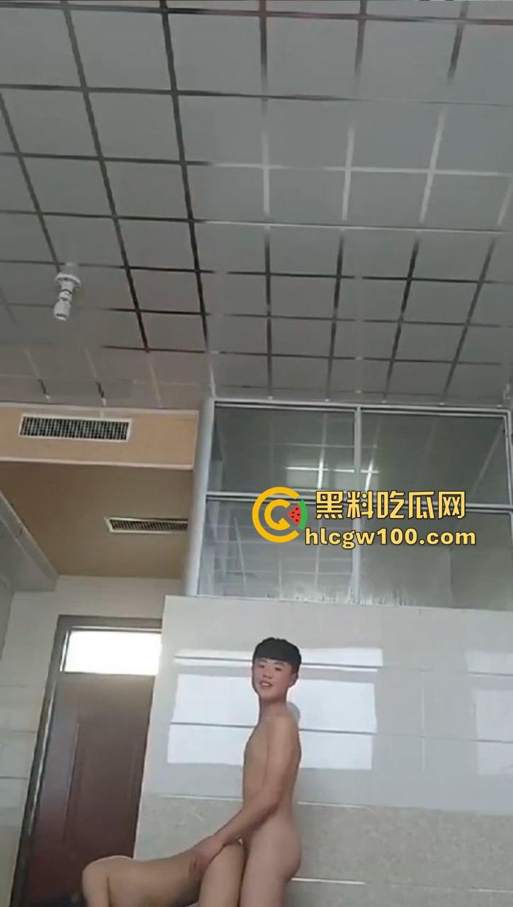 江西南昌台球厅陪练『杨舒然』被精神小伙约开火车，喝红牛猛补体力，边记录边打桩，车厢啪啪声连绵不绝！-12