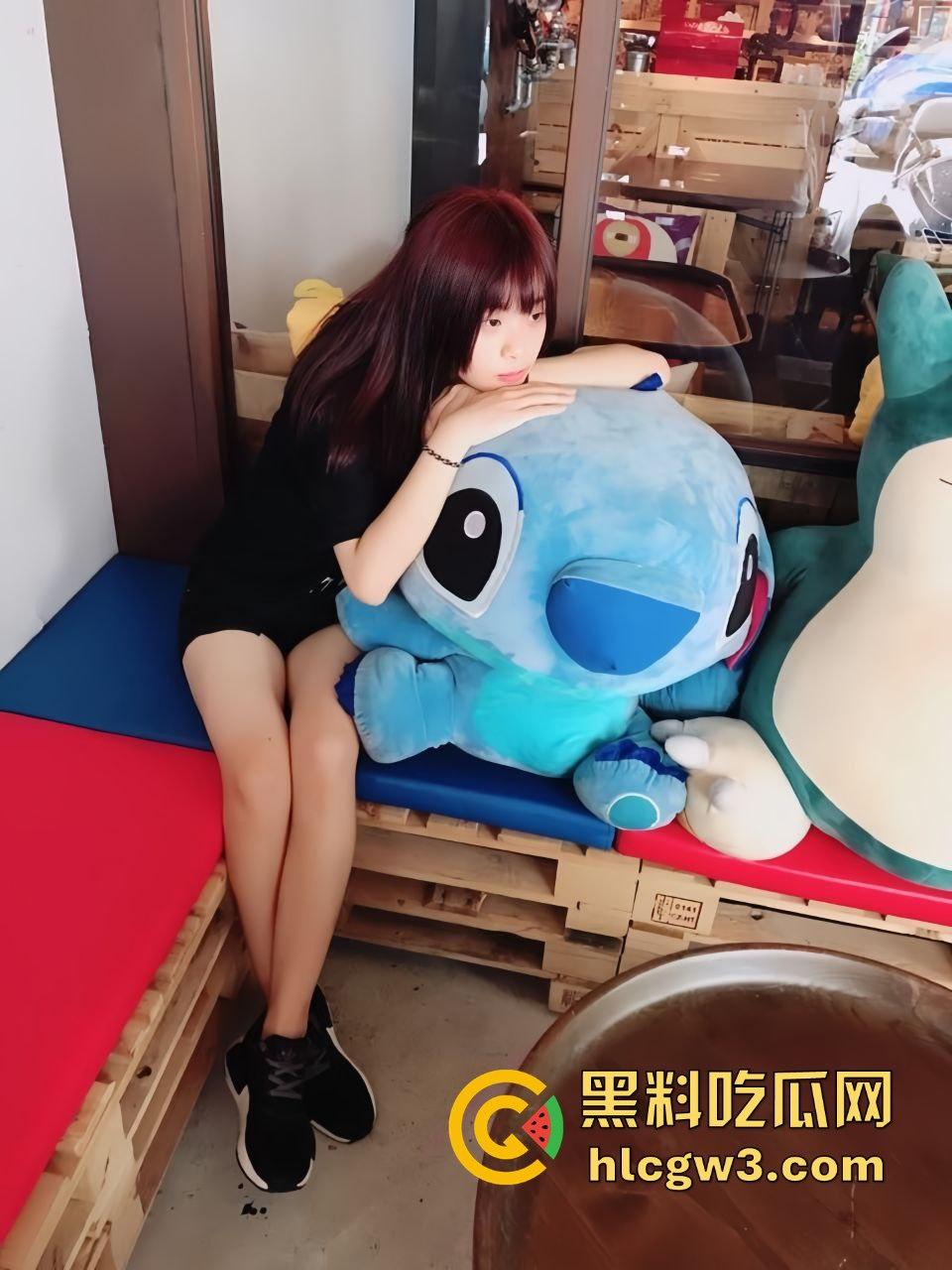 台湾反差学生妹【琳琳】和男友私密照被闺蜜曝光！美颜照骗崩塌，素颜真相丑到不行！-8