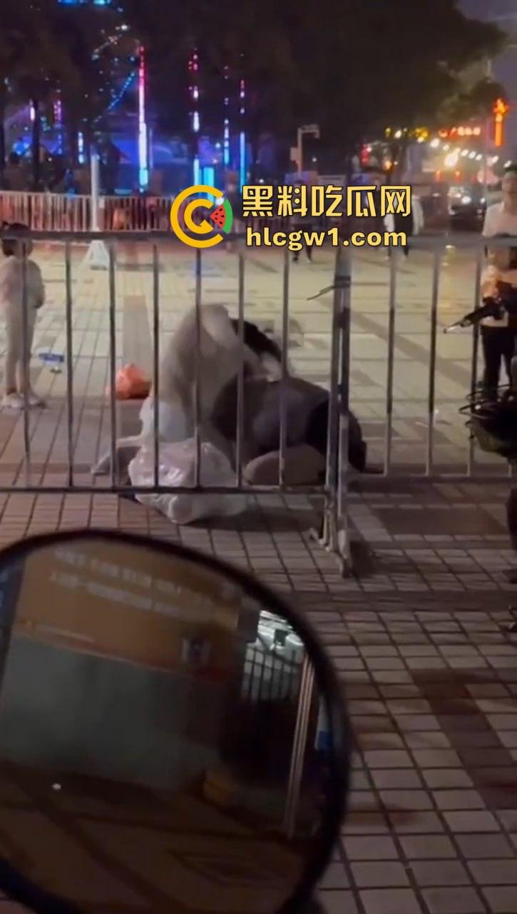 商丘街头闺蜜大撕逼！两个骚妇当街互扇，原来是照顾闺蜜老公照顾上床了！-4
