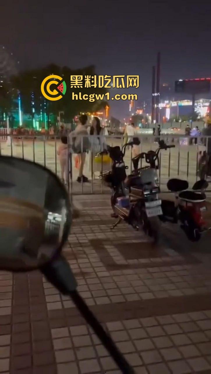 商丘街头闺蜜大撕逼！两个骚妇当街互扇，原来是照顾闺蜜老公照顾上床了！-5