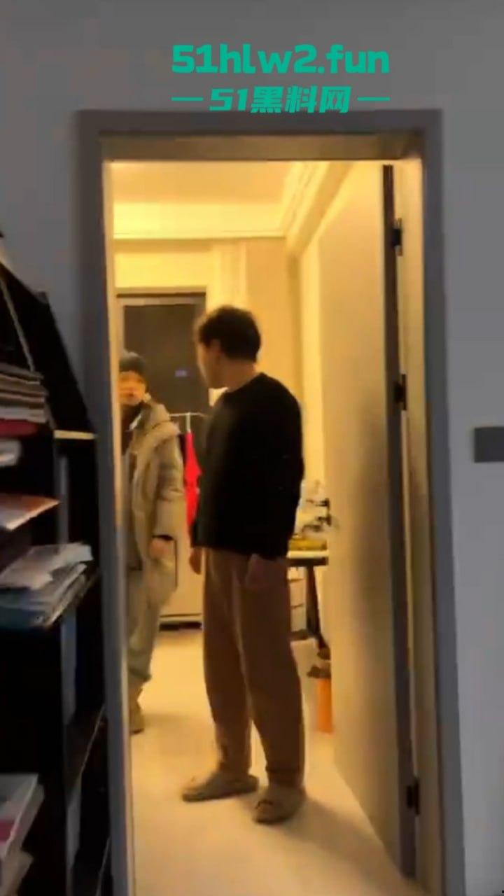 大年初七抓骚鸡，重庆狗男女年假抓紧操逼原配带舅哥突然杀回捉奸在床，现场视频流出。-6