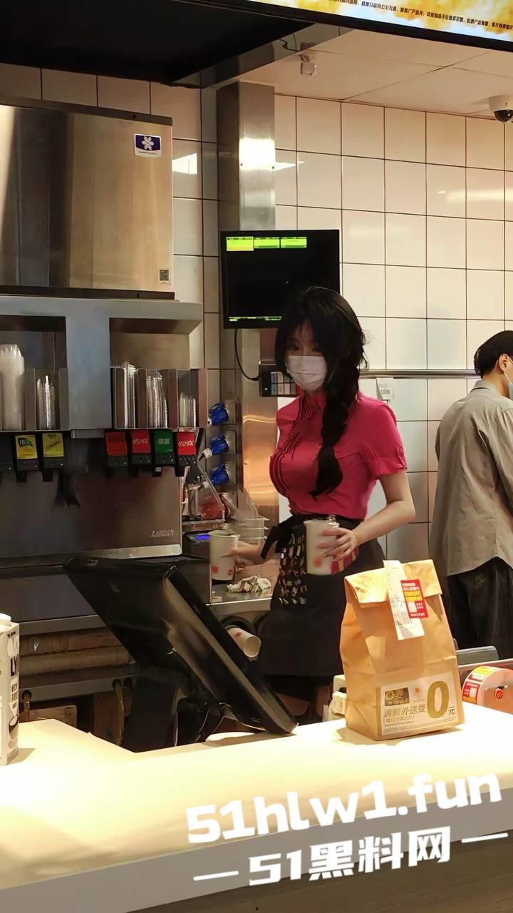 火爆全网的麦当劳兼职美女被曝光，私下淫荡的聊天记录露骨和不雅性爱视频曝光。-20