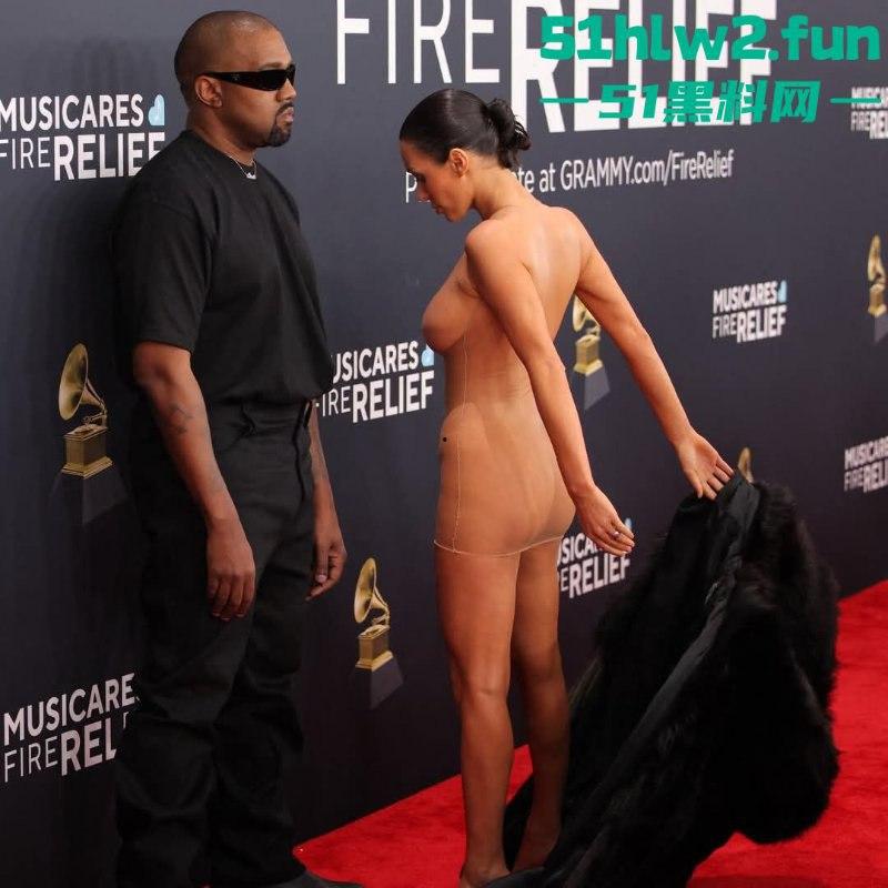 侃爷娇妻真空亮相格莱美红毯，公然上演户外露出全场惊呆！这尺度连镜头都不敢眨眼。-4