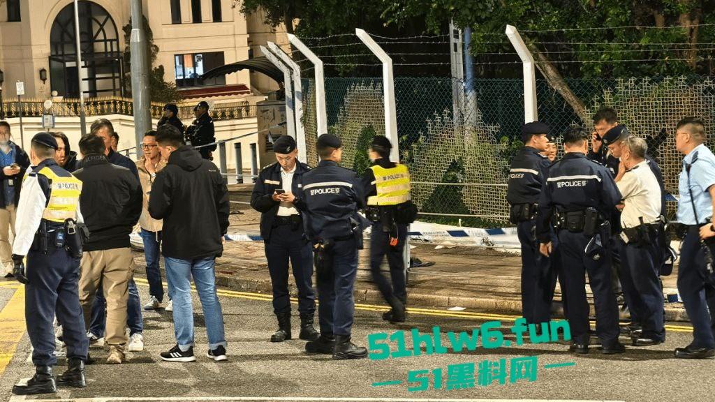 香港黑帮火炭，当街谋杀斩人片曝光，两刀手从后伏击狂斩5秒夺命登的士逃去！-2