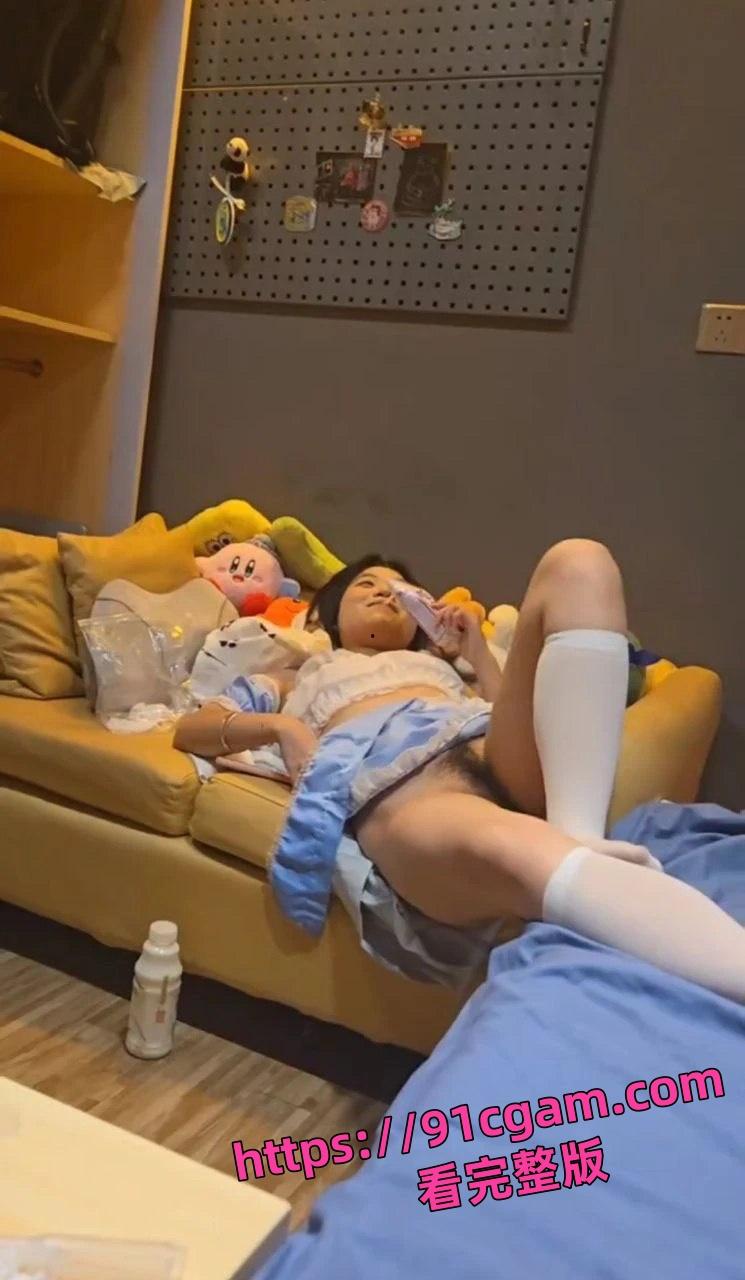 福建18岁高三妹妹，被金主约到家里爆操，最后摘套狠狠内射-9