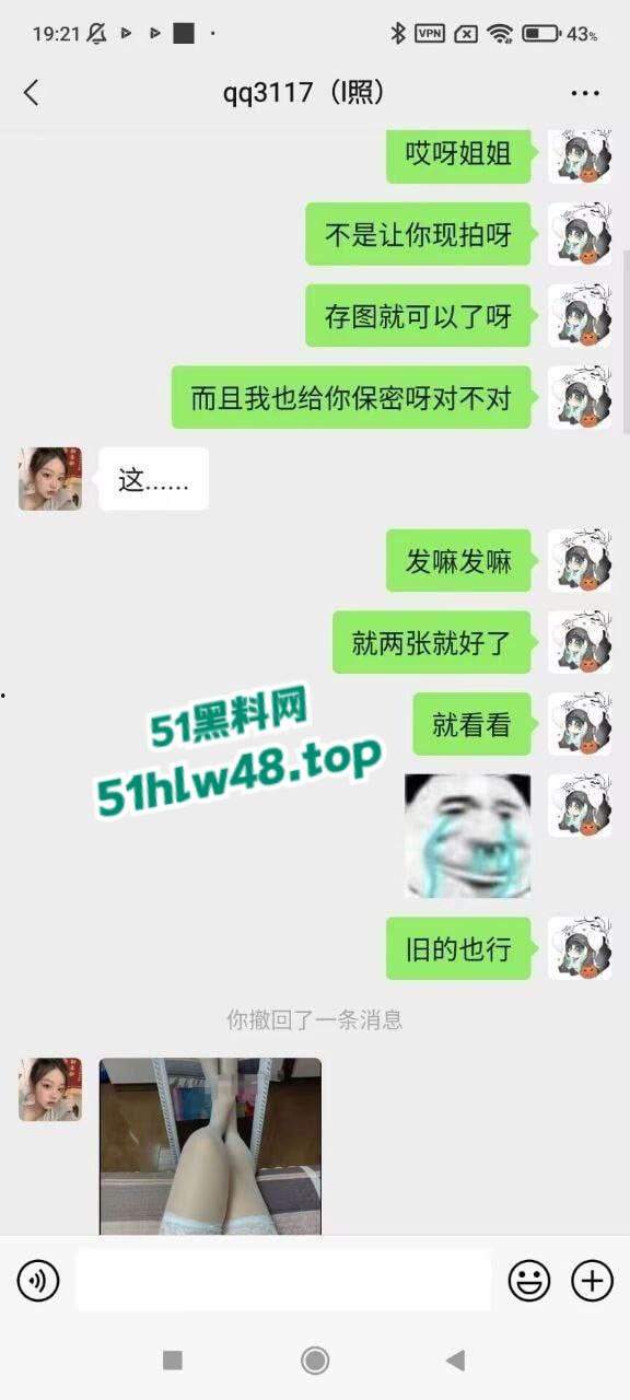 武汉大学音乐老师【张小岚】在学校楼道深喉口交浓精射满一嘴太刺激了！-1