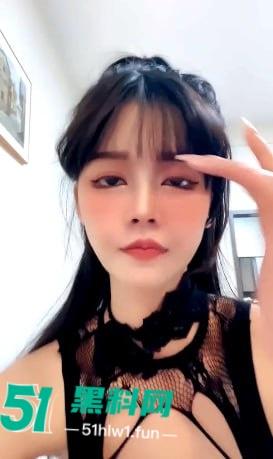 飞机火箭飘一波，奶子骚逼随便摸。人气主播【gi墨迹】百元打赏劲爆直播录屏曝光！-1