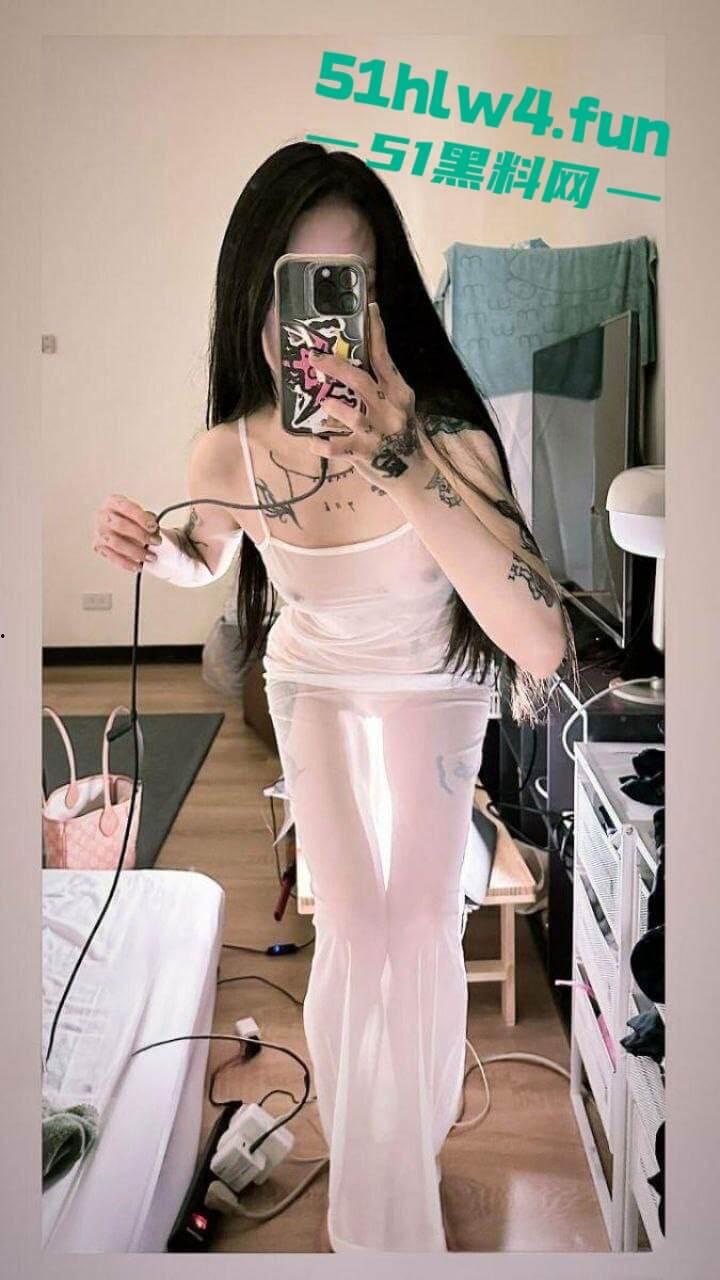 御姐级精神小妹【崔雪】高颜值纹身反差婊，身材纤细腿长逆天细腰翘臀美乳饱满 裸体自拍勾引大哥。-15