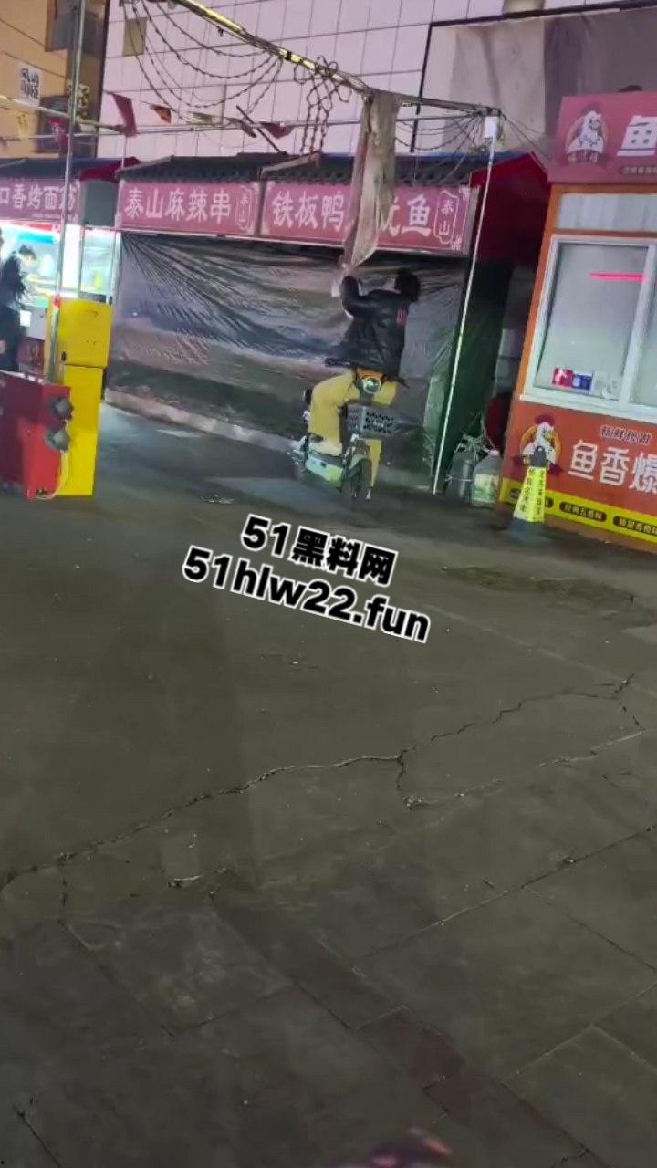 山东戏精大妈当街撒泼耍浑一哭二闹三上吊，表演太久看大家不上套此场闹剧尴尬收场。-7