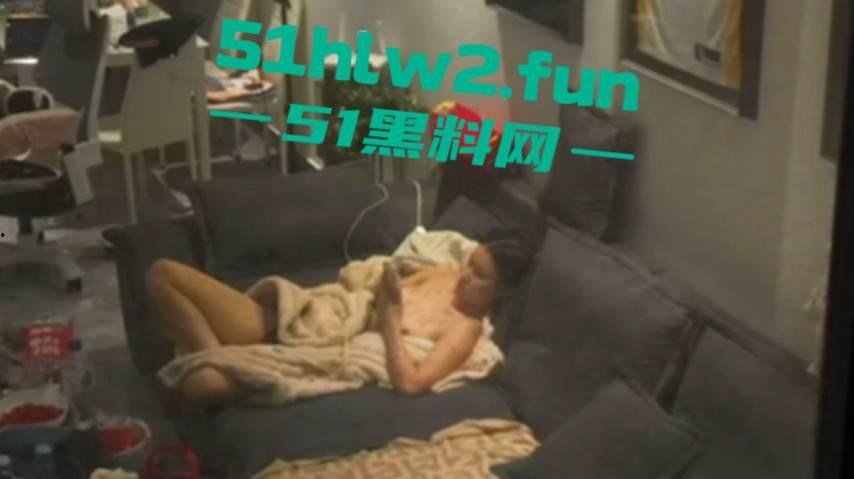 江苏南京市鼓楼区裸体大奶少妇欣赏了吗，瓜友用无人偷拍独守空房的裸装少妇看着很温柔舒服。-7