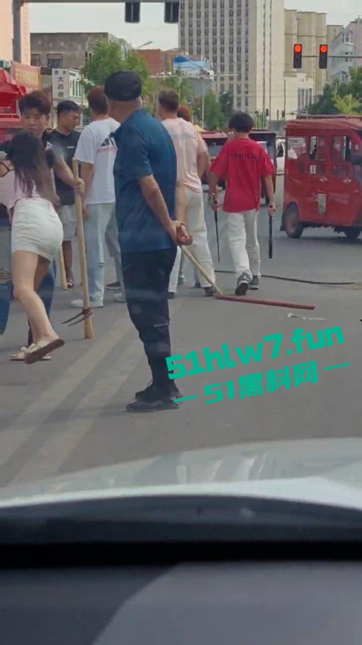情侣街头误惹地痞流氓惨遭群殴，女友拼命拉架奈何小伙还是被砍数刀大街上躺板板。-6