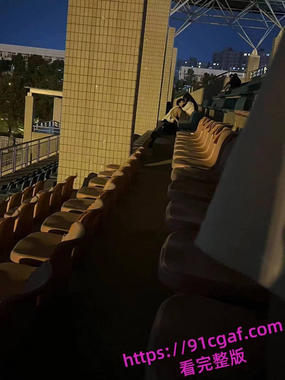 某学校小情侣在操场观众席上实在是憋不住直接搞上了，主打一个刺激！-9