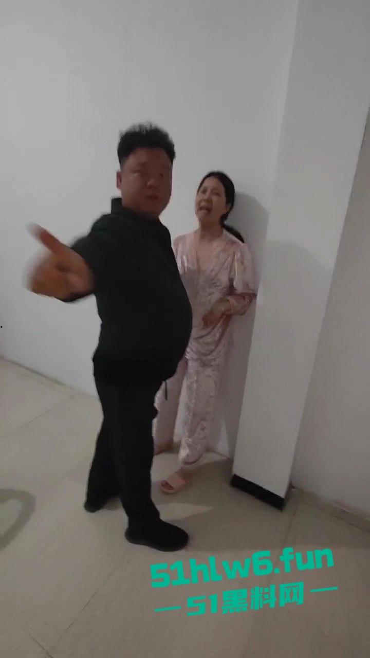 抓奸现场，妻子在外地打工出轨他人，丈夫携兄弟们上门捉奸，情夫竟然藏在床底下?-3