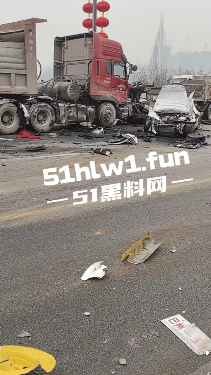 四川巴中恩阳区，发生12车相撞事故，造成5死一伤，现场画面流出，多家医院发声，细节信息量大。-8