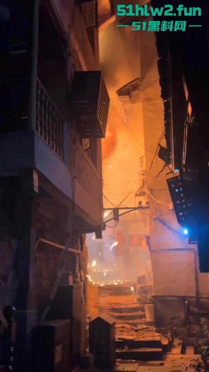 凤凰古城一民宿深夜起火，游客穿睡衣跳窗逃生现场火灾视频流出，弄的差点人就没了！-2