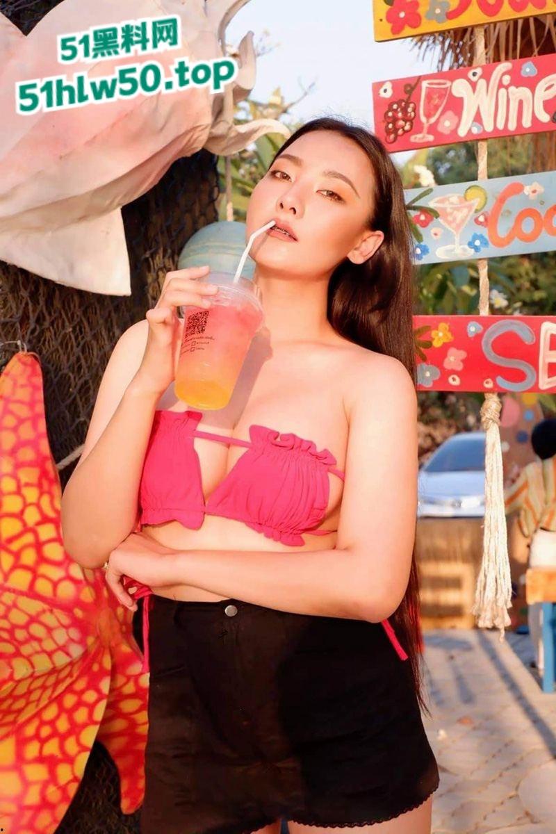 台湾极品巨乳御姐女神【蒋可欣】口爆，主动撅起丰满的臀，让男友插入无毛嫩穴内射！-6