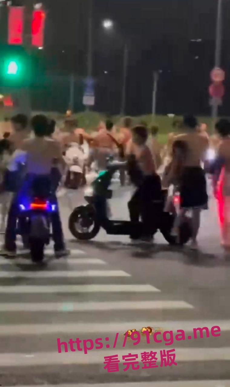 深夜街头惊现古惑仔集体群殴事件 超数十人提刀互砍-7