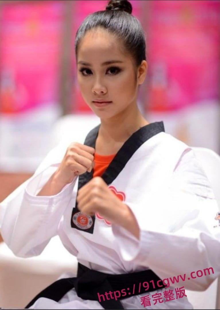 越南胡志明市的环球小姐医学生 Vo Hong Ngoc Hue 极品泄密流出性爱视频！-5