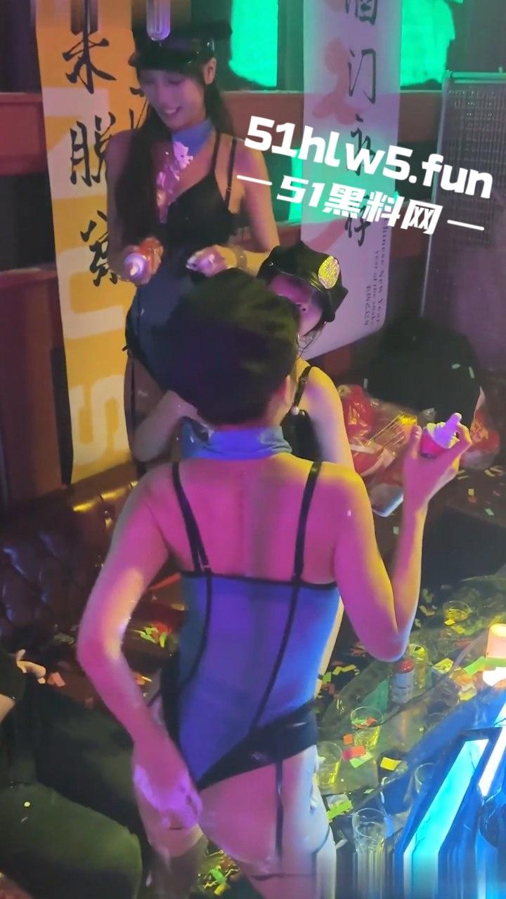 温州【夜色酒店】大尺度湿身热舞视频流出，酒水浇奶洗逼扭腰摆臀又骚又魅。-2