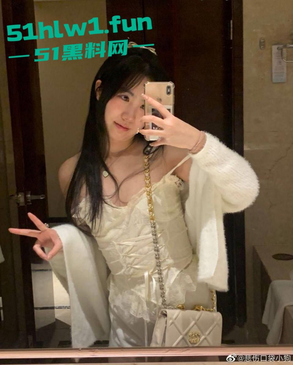 微博福利姬【悲伤口袋小狗】上线，高颜值健身婊露脸自慰爆第二弹，足控极品舔鸡巴，道具玩出潮吹！-8