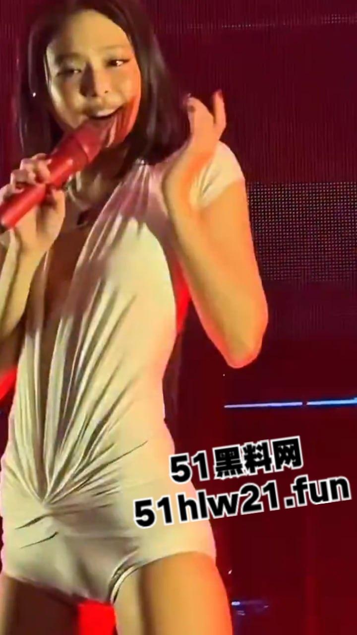 韩国女团舞台走光事件，Blackpink成员【jennie】演唱会乳头走光，这大奶子看着太诱人，这可是赤裸裸勾引财阀大佬！-11