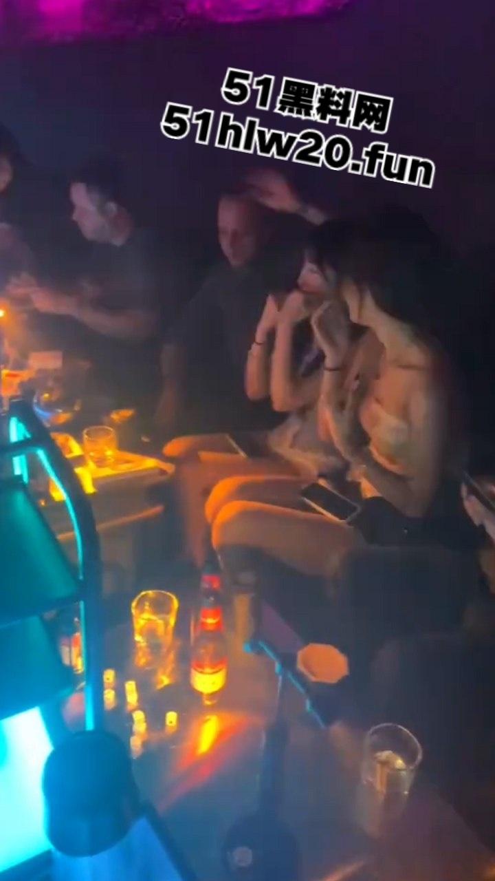 酒吧与国际接轨俄罗斯美女坐镇嗨飞，打卡上头自灌10杯半夜的酒吧门口能不能捡到她…-2