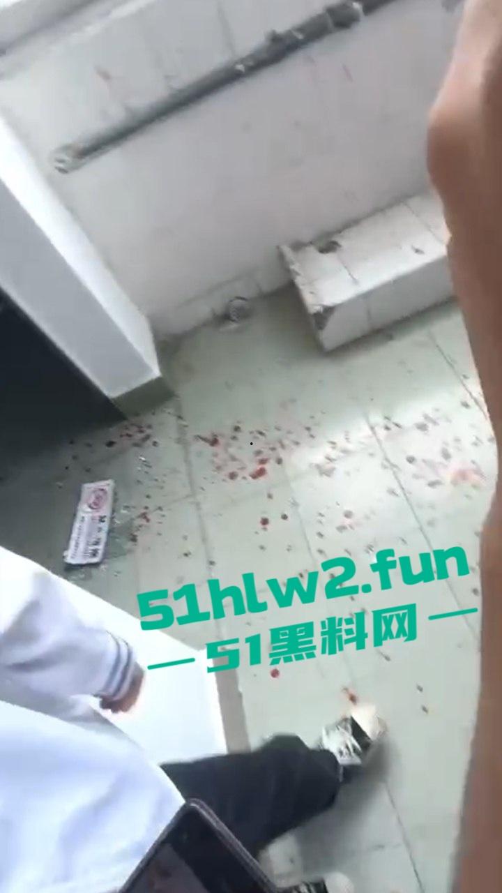 顺德中专汽修学院两男生暴揍室友，还用玻璃将其手筋挑断父母扬言要砍死两人，拒不接受和解。-1