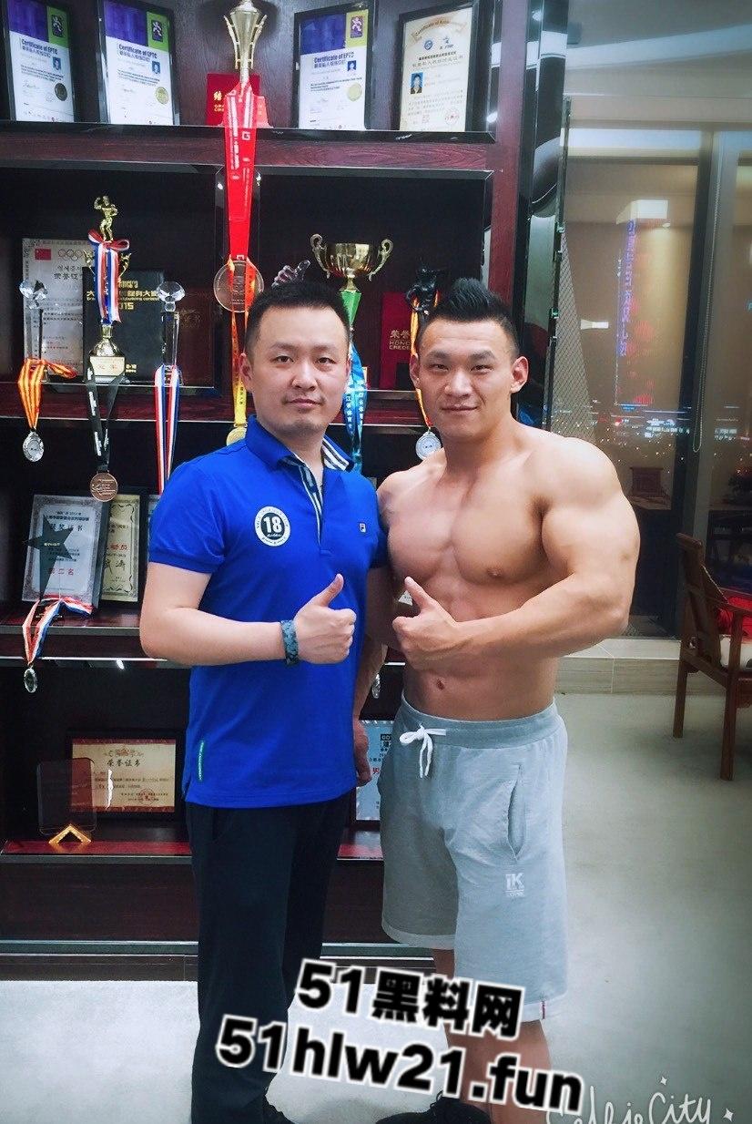 健美冠军【武涛】性爱视频流出，怼脸实拍实锤本人，这么大的肌肉一般女人还真受不了！-7