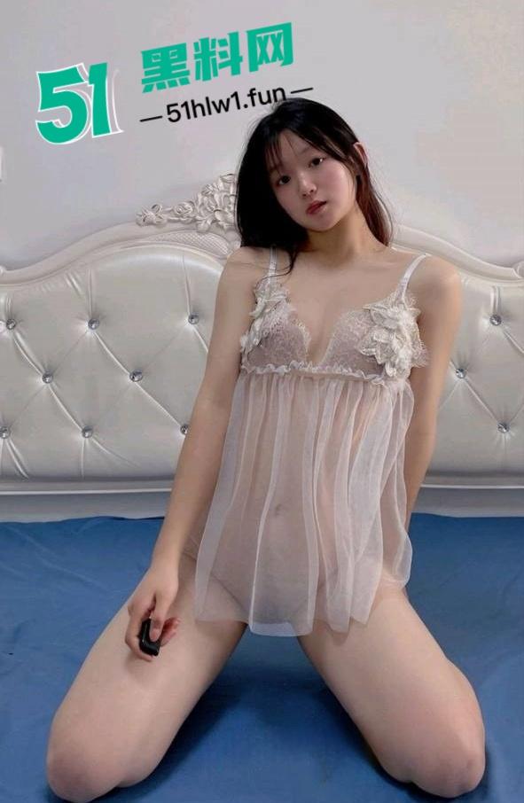 菏泽小红书博主【一颗小葡萄】私密视频流出，外表清纯带着两颗大雷和白虎嫩穴真是美到极致！-9