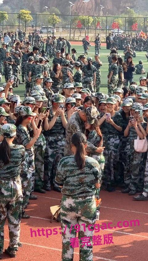 教官跪地表白女大学生抱住猛亲 相识不到半个月 成功忽悠单纯小女生！-6