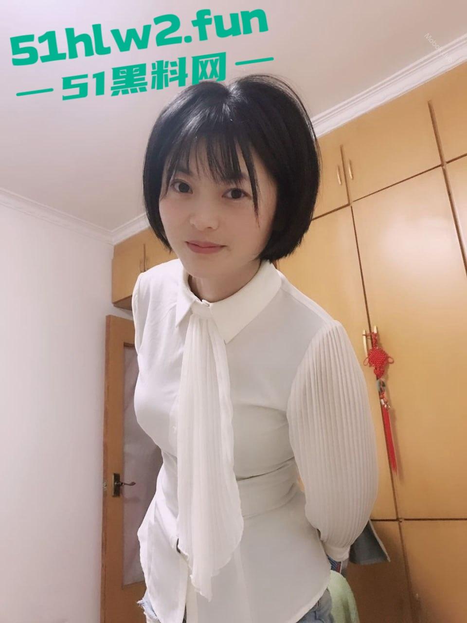 已婚人妻被公司高管调教3P，JK情趣丝袜骚到爆，深喉吞精呛到喘不过气，老公只能干瞪眼！-7