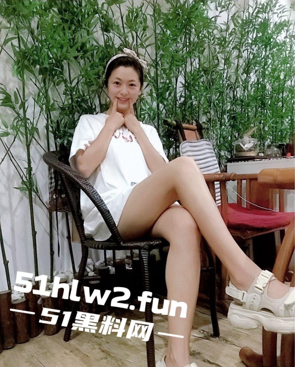 已婚人妻被公司高管调教3P，JK情趣丝袜骚到爆，深喉吞精呛到喘不过气，老公只能干瞪眼！-13