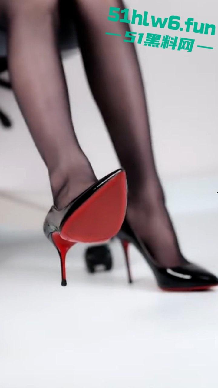 软擦边足模网红【芝士好椰】翻车被合伙人曝光是个人妖，兄弟们可以去洗眼睛了。-1