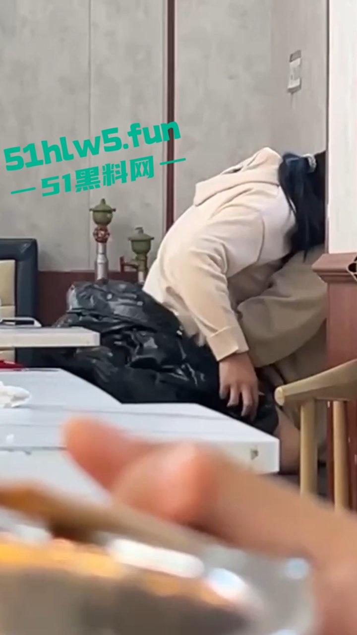 江苏师范大学，在食堂角落一对男女公然摸奶搓逼做爱啪啪，想不到还是被人录下来曝光。-3