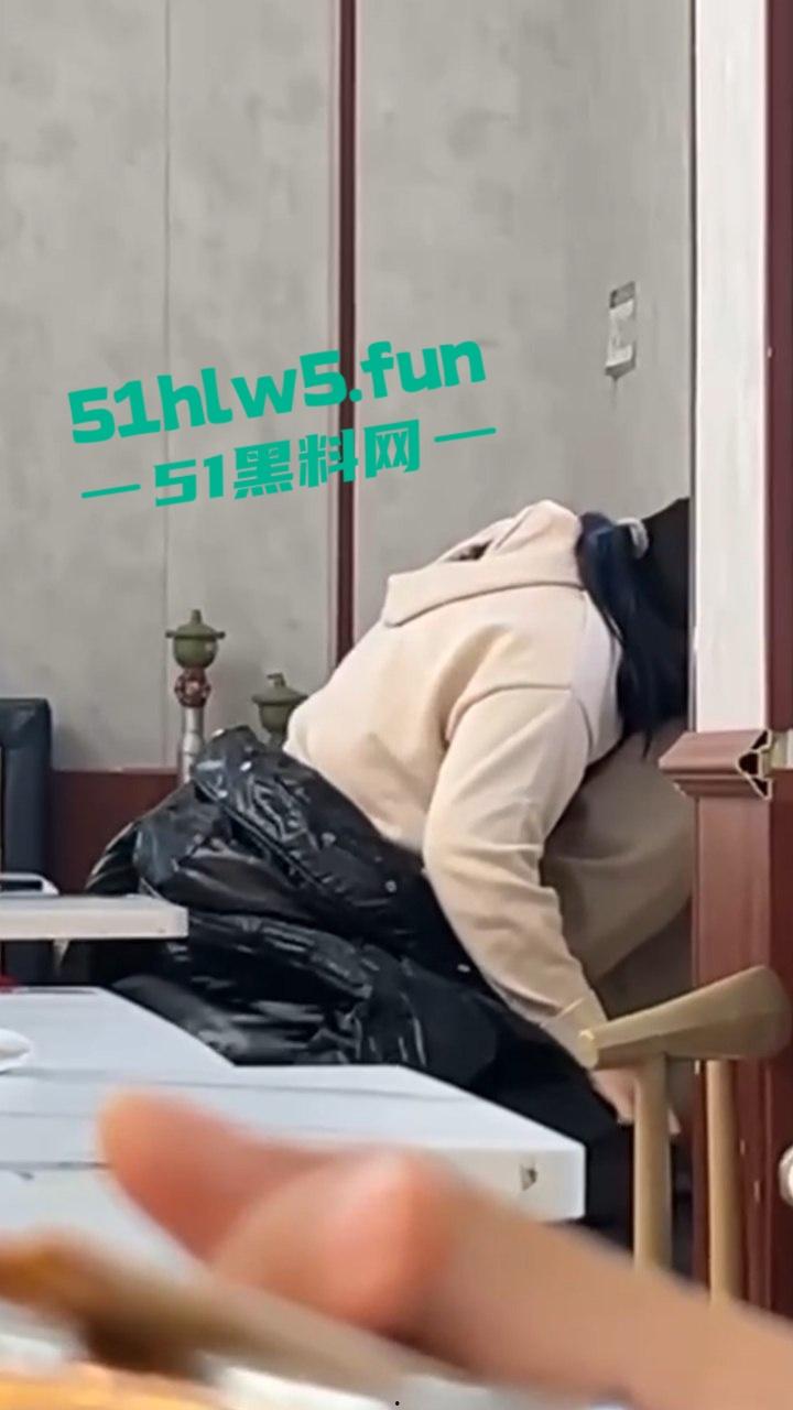 江苏师范大学，在食堂角落一对男女公然摸奶搓逼做爱啪啪，想不到还是被人录下来曝光。-5