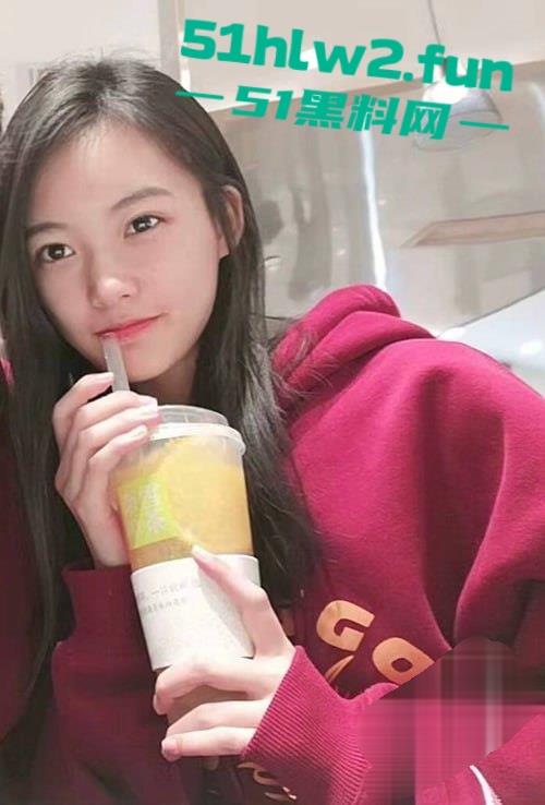 河北承德医学院口腔医学专业大二美女【朱梦玲】被男友调教深喉口交，私密视频被曝光。-2