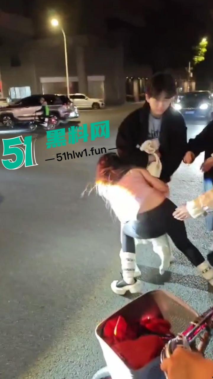 提裤忘人，玩腻就滚？广州女生因男友提分手受刺激当街破防，又哭又闹还傻笑！-7