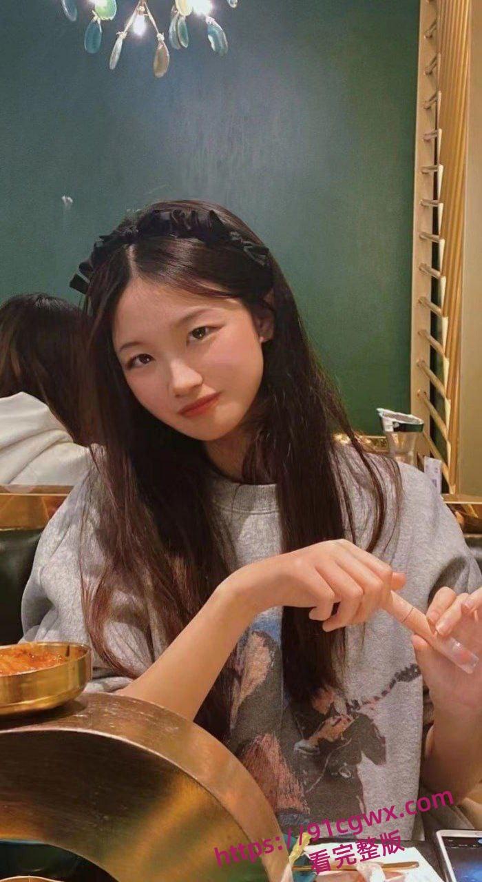 苏州短发人妻小薇，平日里是贤妻良母，却在百度云上意外泄露了她的偷情秘密。-7